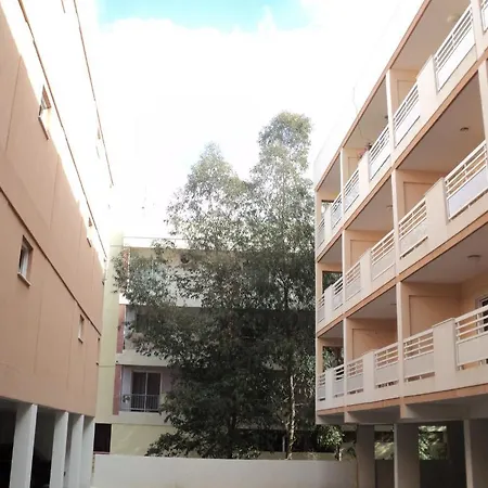 莱卡维托斯公寓 公寓 *